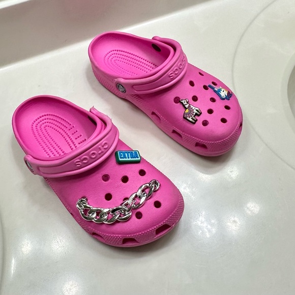 Crocs Women’s Bubble Gun Pink PLUS 4 FREE Charms INCLUDED M/5 - W/7 - Picture 9 of 11